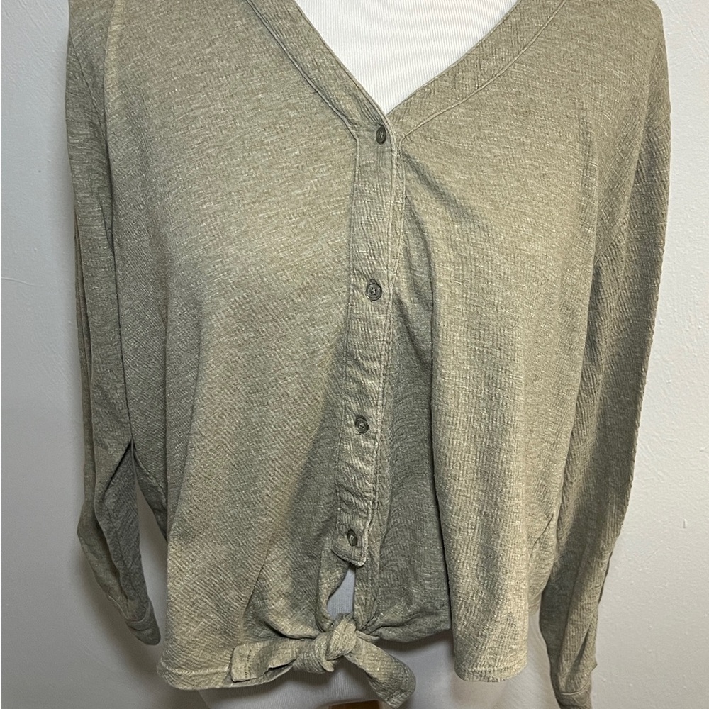 Marled Tie Hem‎ Button Front Crepe Top Size Large Roll Tab Sleeves V Neck A3